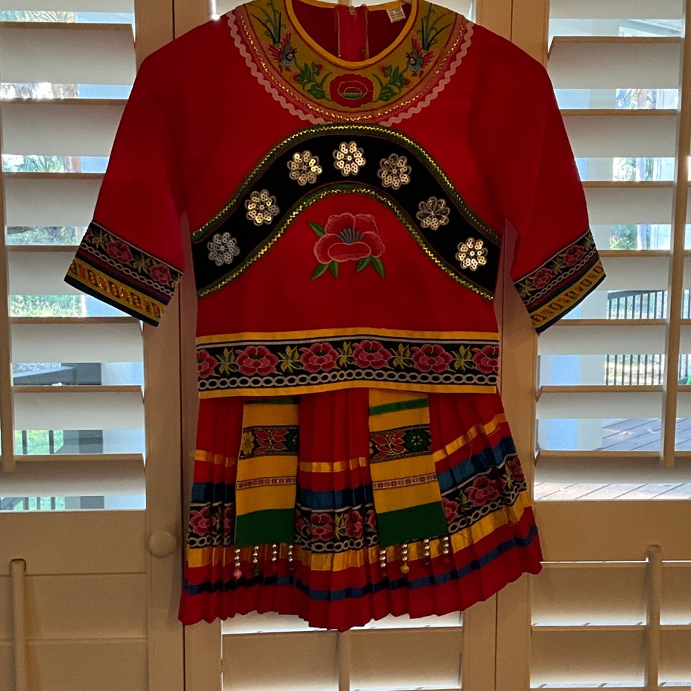 Girls Chinese 2pc Embroidered set. Beautiful.